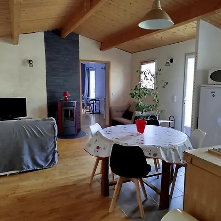 Petite Maison Dans Propriete Au Calme